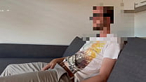 video гетеро получает свой первый трансминет и она продолжает играть с его членом после кончания sex