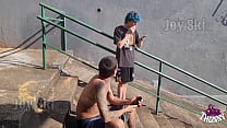 video непослушная молодая девушка привела домой двух незнакомцев sex