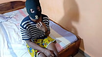 video миниатюрная молодая женщина изо всех сил пытается принять большой член sex