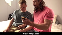 video счастливчикпасынок узнает все о гейсексе от своего папочки unclebangs sex