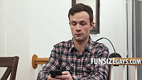 video подергивание в его шортах выдало его горячность sex