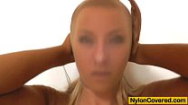 video 彼女の顔に金髪とナイロンのマスク sex