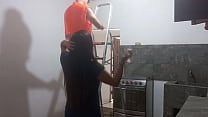 video секс с каменщиком я стал наблюдать за новым каменщиком проводившим ремонт крыши потом я увидел что он очень sex