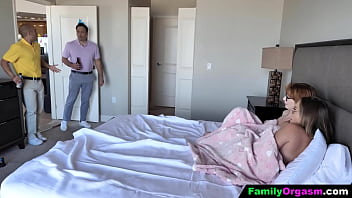 video familyorgasm мужчины в доме играют со своими дочерьми застав их в постели sex