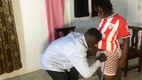 video 仕立て屋のクリス 何度か私のアソコをいじらせようとしたが失敗した後仕立て屋を訪ねたところついに彼が探していたものが手に入った布の寸法から彼のペニスで私のアソコを測るまでパート 1 sex