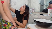 video латинская мачеха дает мне дрочку в ванной моя горячая мачеха дрочит мне в ванной нашего дома когда в ней никого не sex