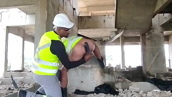 video непослушный электрик приносит фаллоимитаторы своей жены и его коллега вставляет их ему на работе он ухмыляется sex