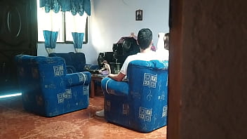 video моя сводная сестра думает что никого нет дома и трахает своего парня в гостиной я отдам ее sex