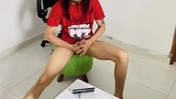 video 私の携帯電話で何をしているのですか継母は義理の息子が自慰行為をしているのを見つけ彼が早く射精するのを手伝いますスペイン語のポルノ sex