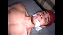 video くすぐられて縛られた黒い男 sex
