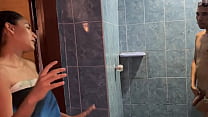 video я делю душ с моей индийской невесткой с огромными сиськами и в конечном итоге мы трахаемся стоя в ванной пока ее sex