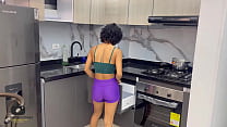 video моя застенчивая сводная сестра застукала меня за мастурбацией на кухне пока она готовила завтрак sex