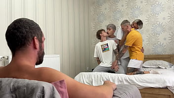 video папочка и твинк с большим членом жестко трахнули студенток и кончили в анал sex