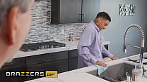 video brazzers разгорается дикая оргия вчетвером когда элис мари берет своего парня на встречу со своей мачехой саммер sex