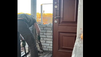 video строитель дрочит горячий член после работы большая порция спермы sex