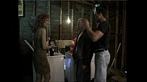 video 妻は服と2つの汚い雄鶏をきれいにします sex