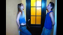video ベイブは絶頂で広がりを獲得します sex