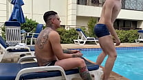 video 友人が私をプールに誘ってくれましたが彼は本当に私に彼のボーイフレンドとセックスしてほしかったのです 無料 sex