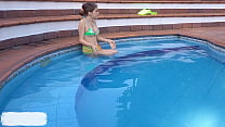video я помогаю своей младшей сводной сестре с уроками плавания sex