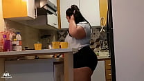 video 隣人の売春婦はいつも大きなお尻を見せながら玄関にやって来ますが今回は彼が中出しで満たされるまでセックスすることができました 全編 sex