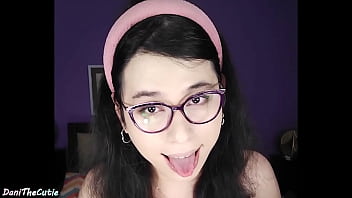 video великолепная трансдевушка danithecutie демонстрирует свое тело прежде чем вставить дилдо в свою узкую попку sex