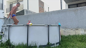 video отдал узкую пизду своей девушки своим друзьям после вечеринки у бассейна кремовый пирог и двойной вагинальный sex