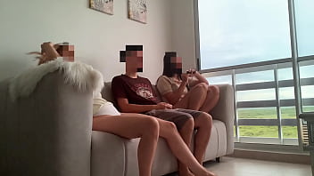 video моя сводная сестра приходит домой со своим парнем посмотреть фильм и мы обе скачем на его восхитительном члене sex
