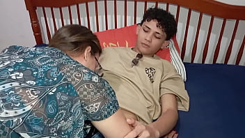 video a mãe do meu padrasto me colocou pra arrumar a casa e eu comi ela sex