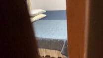 video я прячусь в шкафу моей сводной сестры и обнаруживаю ее мастурбирующей я предлагаю обменять ее дилдо на настоящий sex