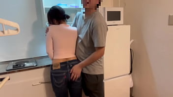 video пара занимается сексом на кухне перед тем как этот парень придет из школы sex