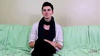 video сексуальный горячий гей заполняет свою задницу огромным дилдо sex