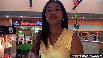 video ヴェネツィアは彼女のアジアの唇を使って白いコックを吸う sex