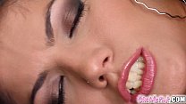 video 大きなおもちゃでピンクの愛らしいブルネットのオナニーをください sex