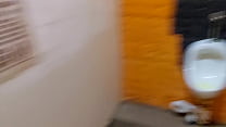 video молодой парень бродит по общественному мужскому туалету в местном торговом центре надеясь поймать несколько sex
