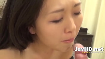 video セクシーな日本の熟女堀江千佳は私たちを彼女の魅惑的な体で旅に連れて行きその後体を反らせて彼女のセックス玩具とペニスで遊ぶように誘惑します sex
