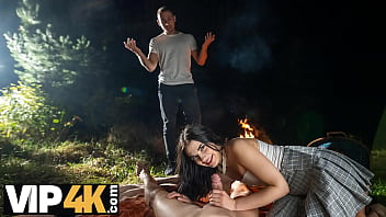 video hunt4k молодая женщина хлоя харт была соблазнена и ее тугая киска была трахнута на публике перед ее парнем sex