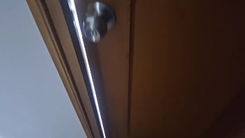 video я мастурбирую наблюдая как моя сводная сестра принимает душ она обнаруживает меня и возбуждается от моего члена sex