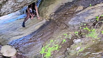 video потерявшийся котенок пьет молоко изо рта незнакомца sex