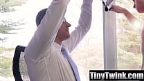 video 巨漢が少年のお尻をマッサージしエロチックに指で穴を弄る tinytwink sex