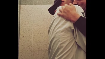 video рафаэль 24 года сотрудник службы безопасности хватает очень горячего мариано бекстора в общественных туалетах sex