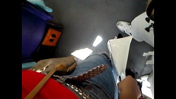 video женщина пытается дотронуться до моего члена в автобусе sex