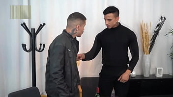 video бездельничая на улице иностранец попросил меня выпить вина в его ap нам очень понравилось sex