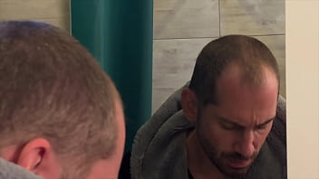 video папочка трахнул милого красавчика в душе после бритья его члена анальный кремовый пирог sex