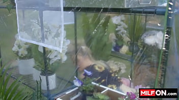 video сексуальная блондинка с потрясающей большой попой трахается с огромным членом в теплице дженна старр диего перес sex