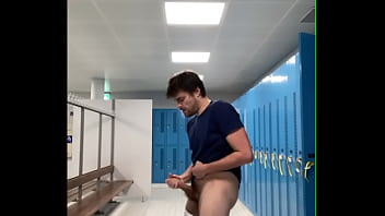 video дрочу свой большой член в раздевалке общественного спортзала sex