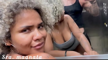 video エレベーターの中でコンドームを付けずに既婚の隣人にそれを渡したら彼の奥さんに捕まりそうになりました sex