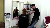 video 角質の赤毛は彼女の髪を切ってしまい結局 sex