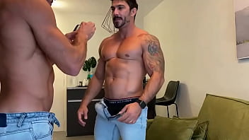 video ジムの筋肉隆々の男が私にちょっかいを出してきたので私は彼にセックスをお願いした sex