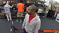 video いくつかのお尻をトローリングしている黒人の男 sex