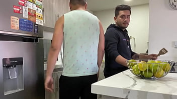 video мой сводный брат трахает меня без презерватива и оплодотворяет меня на кухне нашего дома пока наши родители в sex